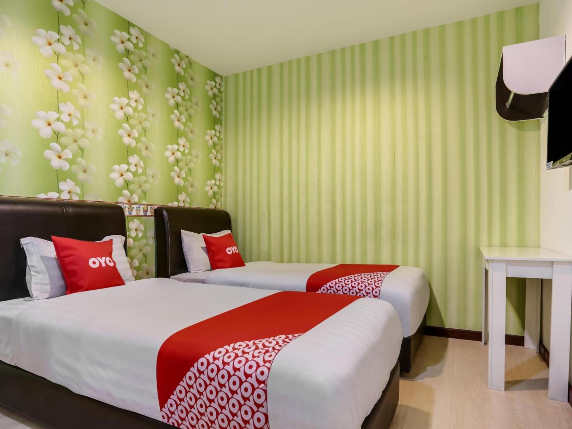 Oyo 89583 Grove Hotel Каджанг Екстериор снимка