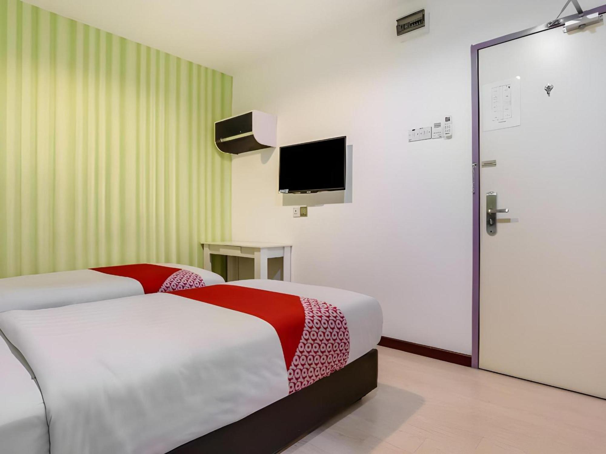 Oyo 89583 Grove Hotel Каджанг Екстериор снимка