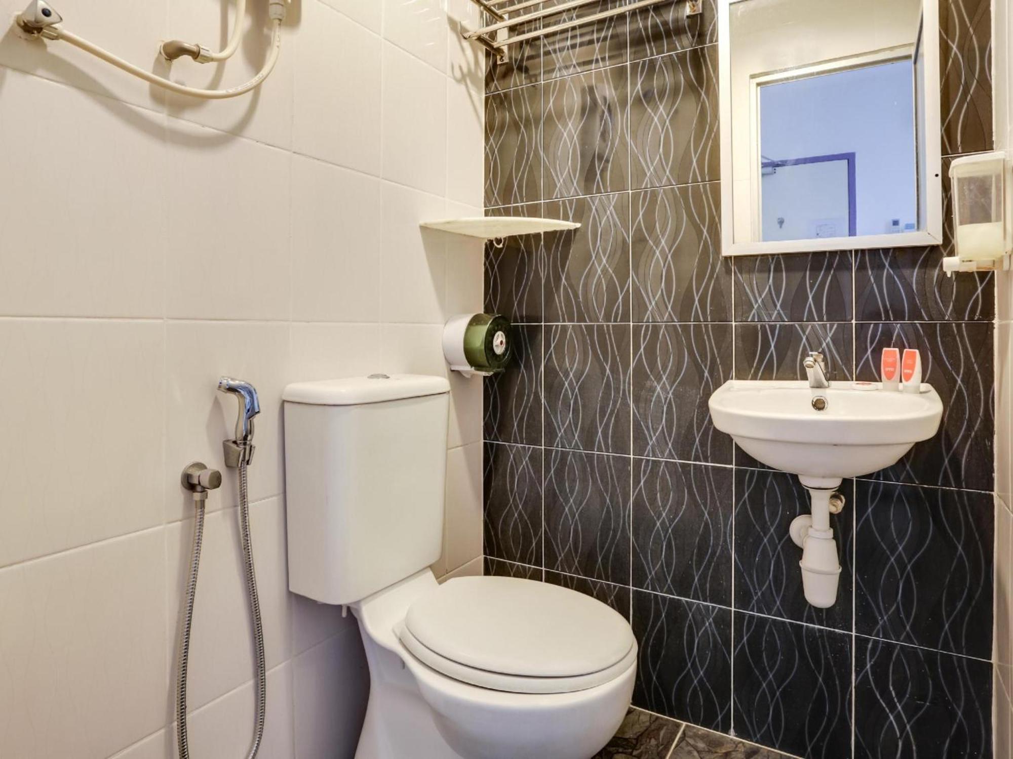 Oyo 89583 Grove Hotel Каджанг Екстериор снимка