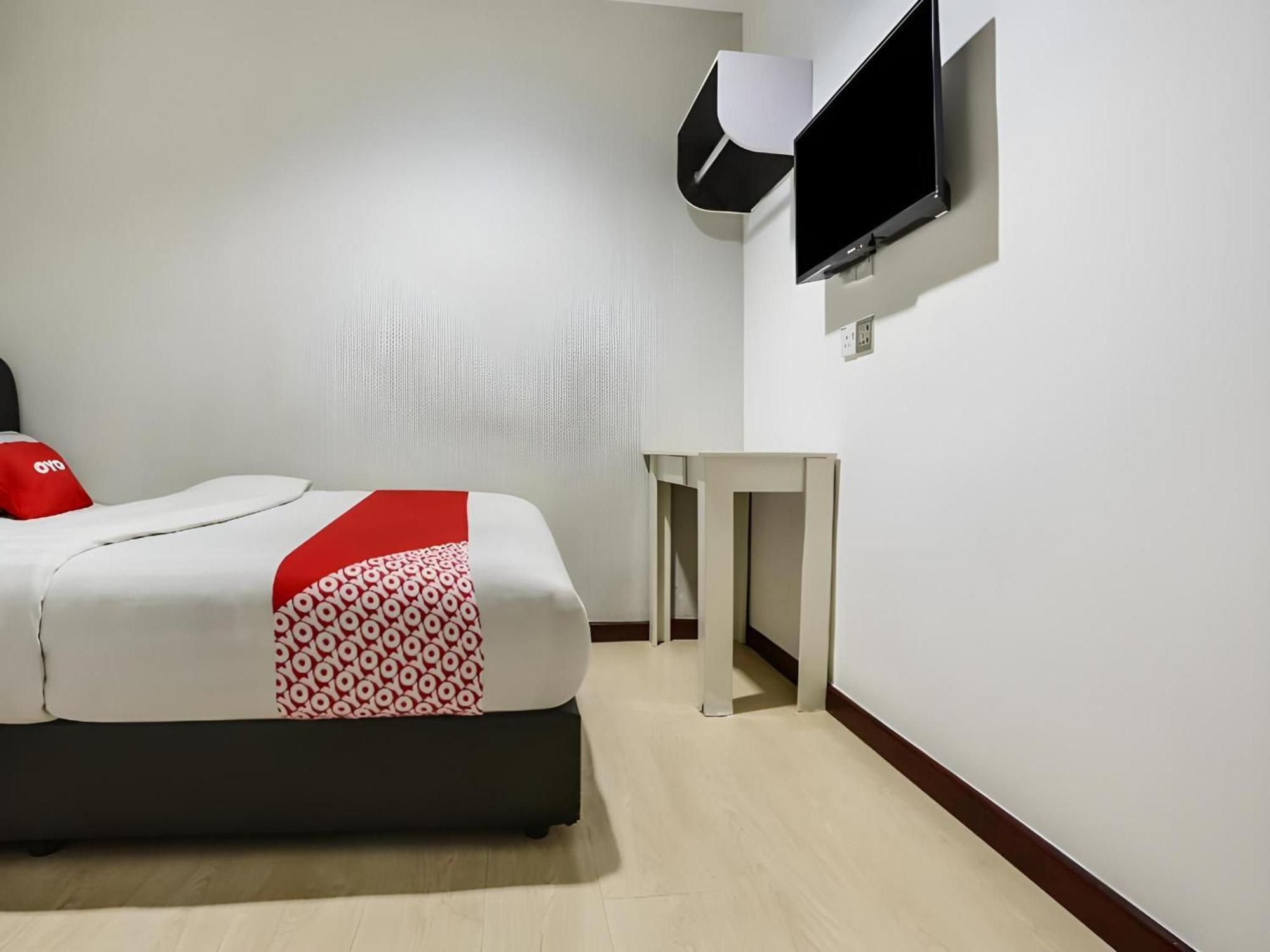 Oyo 89583 Grove Hotel Каджанг Екстериор снимка