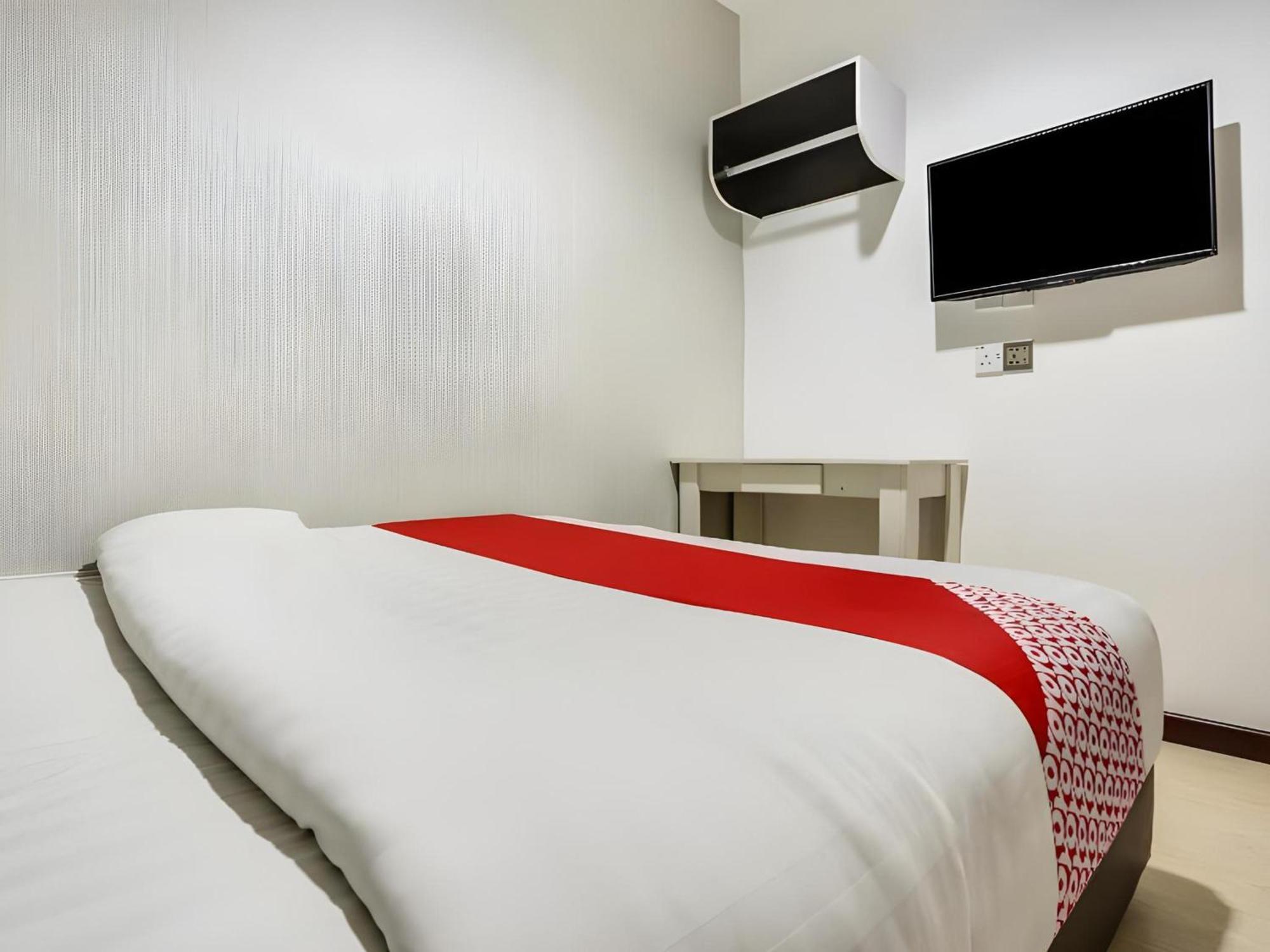 Oyo 89583 Grove Hotel Каджанг Екстериор снимка