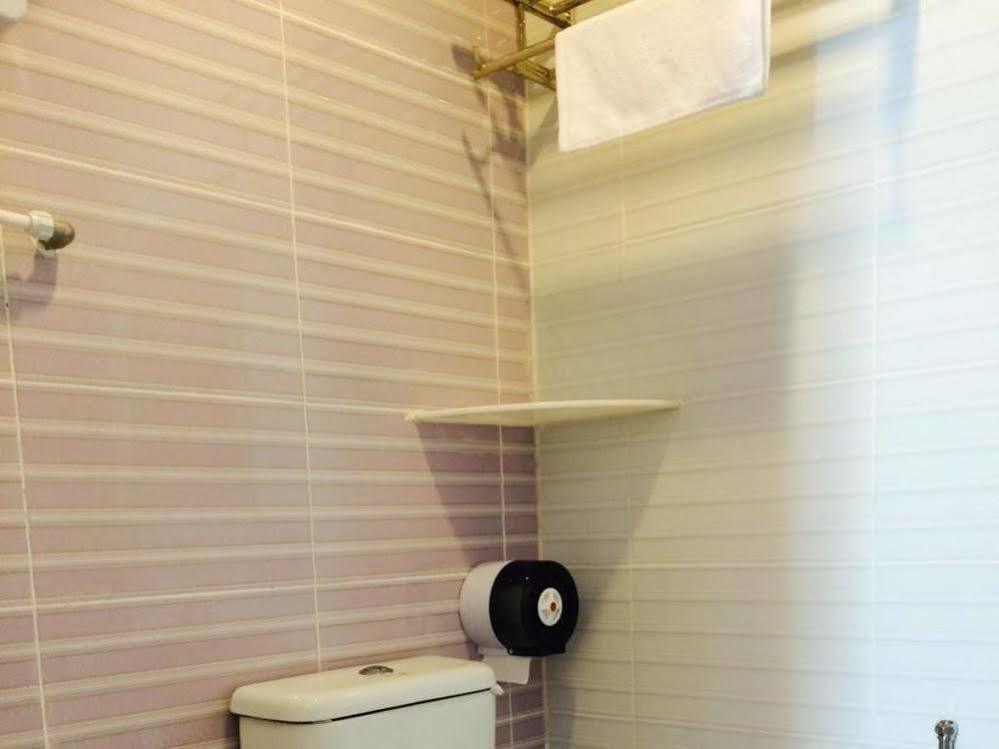 Oyo 89583 Grove Hotel Каджанг Екстериор снимка